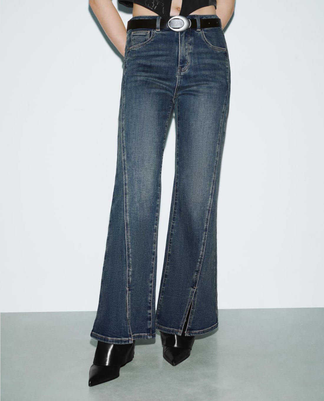 URBAN REVIVO - Quần jeans nữ ống loe xẻ gấu kèm thắt lưng