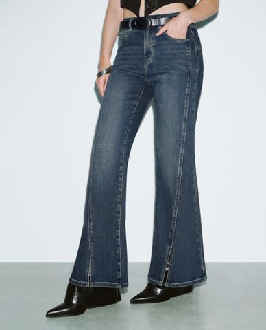  URBAN REVIVO - Quần jeans nữ ống loe xẻ gấu kèm thắt lưng 