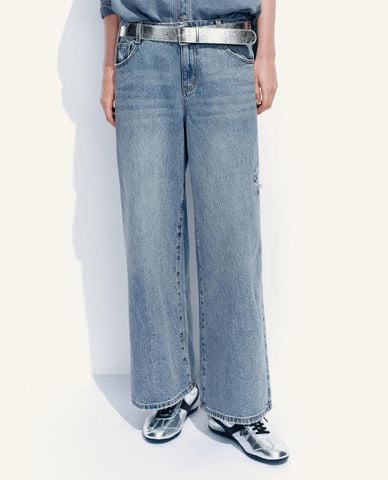  URBAN REVIVO - Quần jeans nữ ống rộng wash bạc kèm thắt lưng 