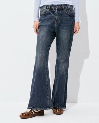  URBAN REVIVO - Quần jeans nữ ống loe wash bạc 