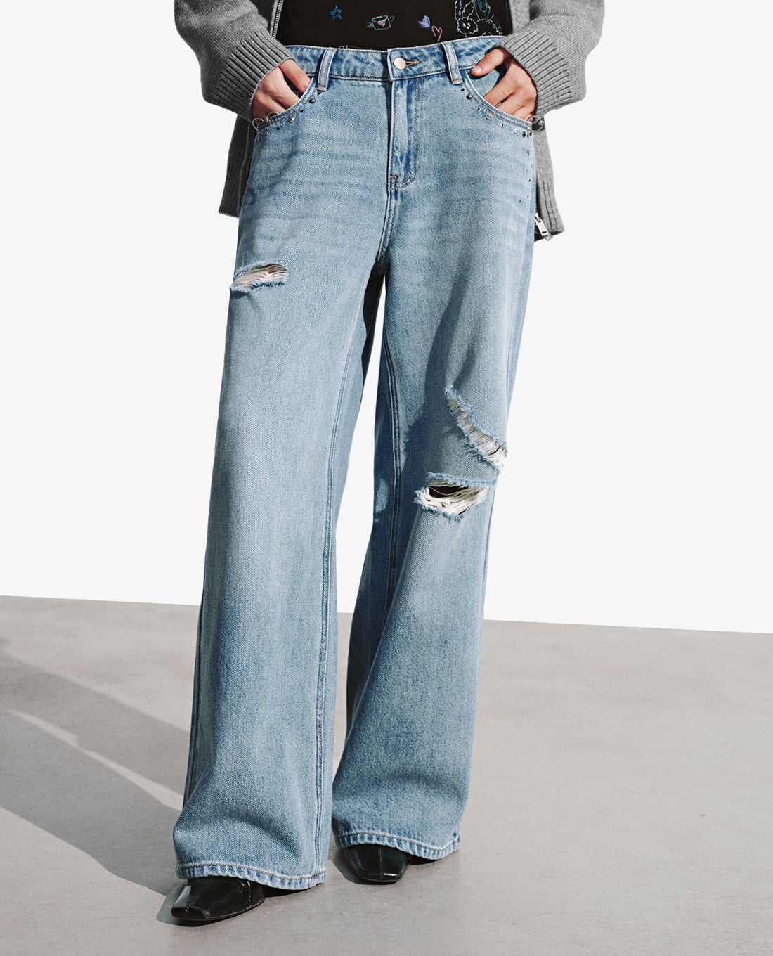 URBAN REVIVO - Quần jeans nữ ống rộng rách gối