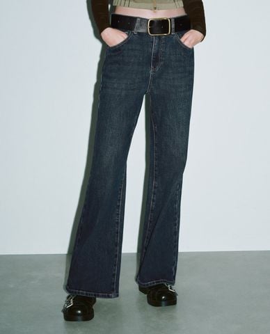  URBAN REVIVO - Quần jeans nữ ống loe phối thắt lưng 