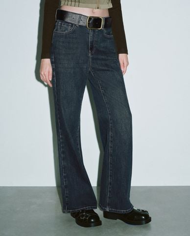  URBAN REVIVO - Quần jeans nữ ống loe phối thắt lưng 
