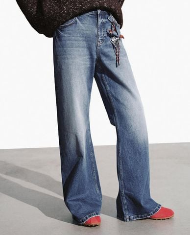  URBAN REVIVO - Quần jeans nữ ống rộng wash bạc phối charm 