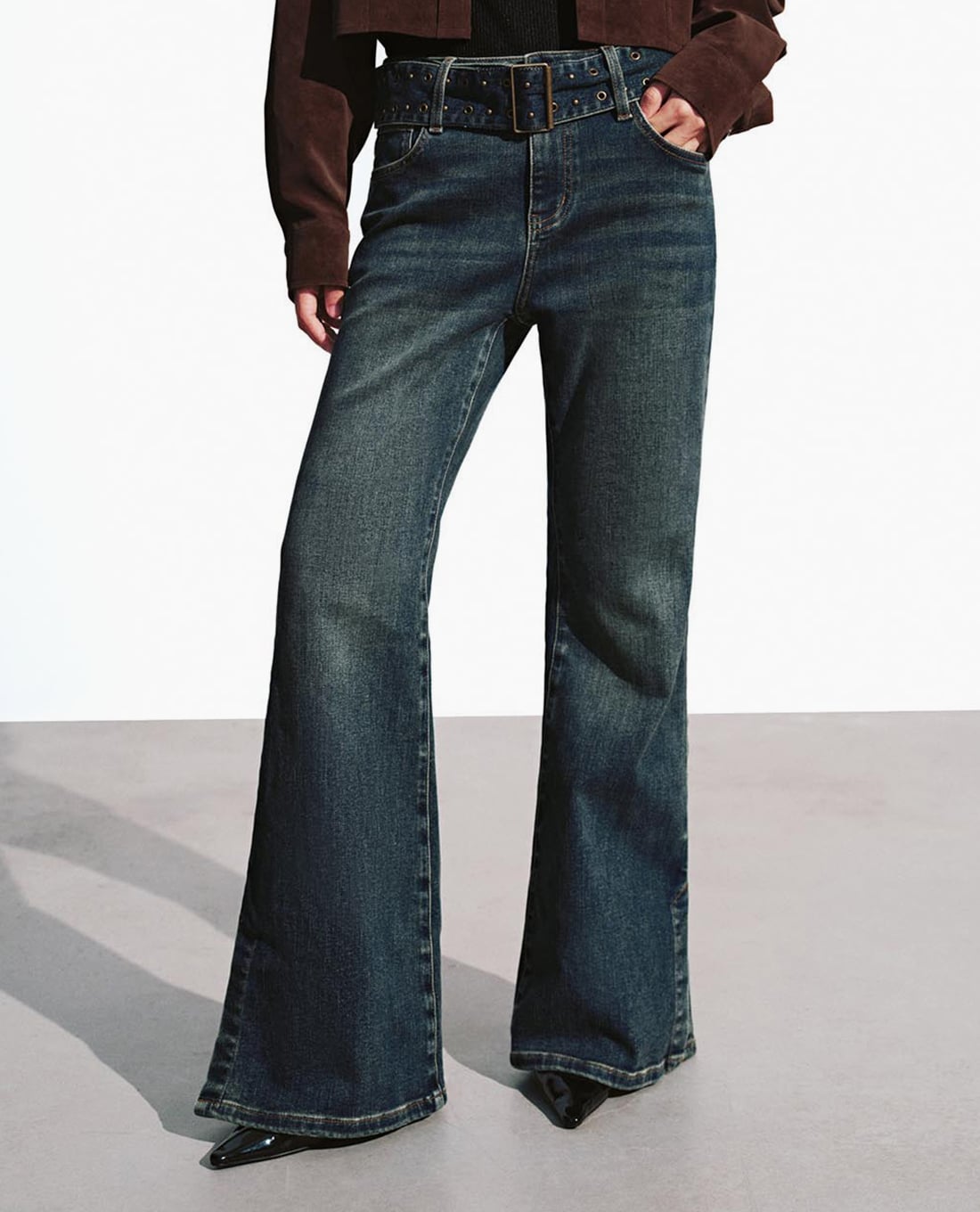 URBAN REVIVO - Quần jeans nữ ống loe phối thắt lưng