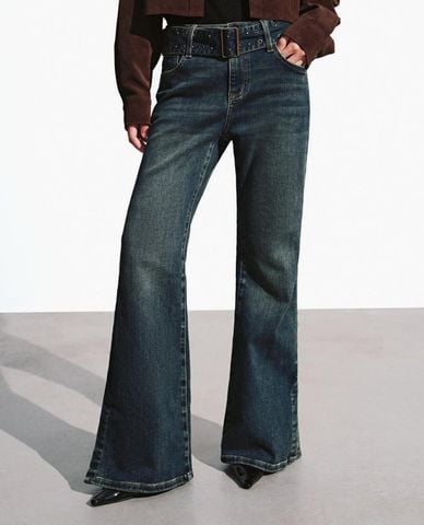  URBAN REVIVO - Quần jeans nữ ống loe phối thắt lưng 