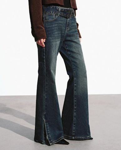  URBAN REVIVO - Quần jeans nữ ống loe phối thắt lưng 