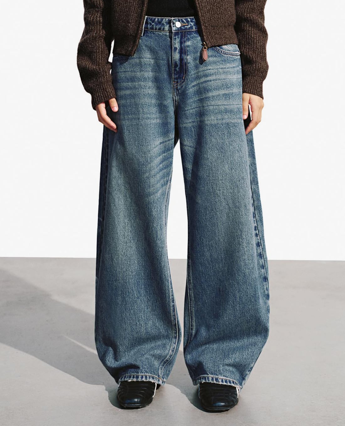 URBAN REVIVO - Quần jeans nữ ống rộng wash bạc