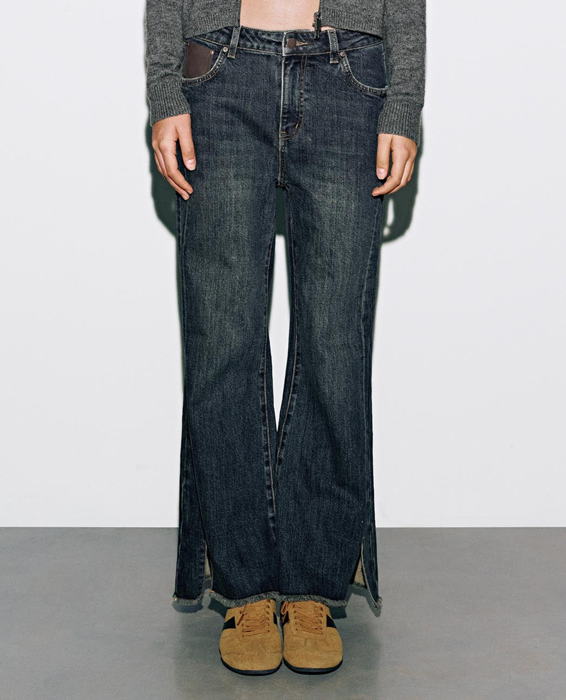 URBAN REVIVO - Quần jeans nữ ống loe wash bạc xẻ tà