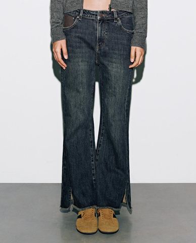  URBAN REVIVO - Quần jeans nữ ống loe wash bạc xẻ tà 