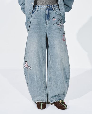  URBAN REVIVO - Quần jeans nữ ống rộng in họa tiết 