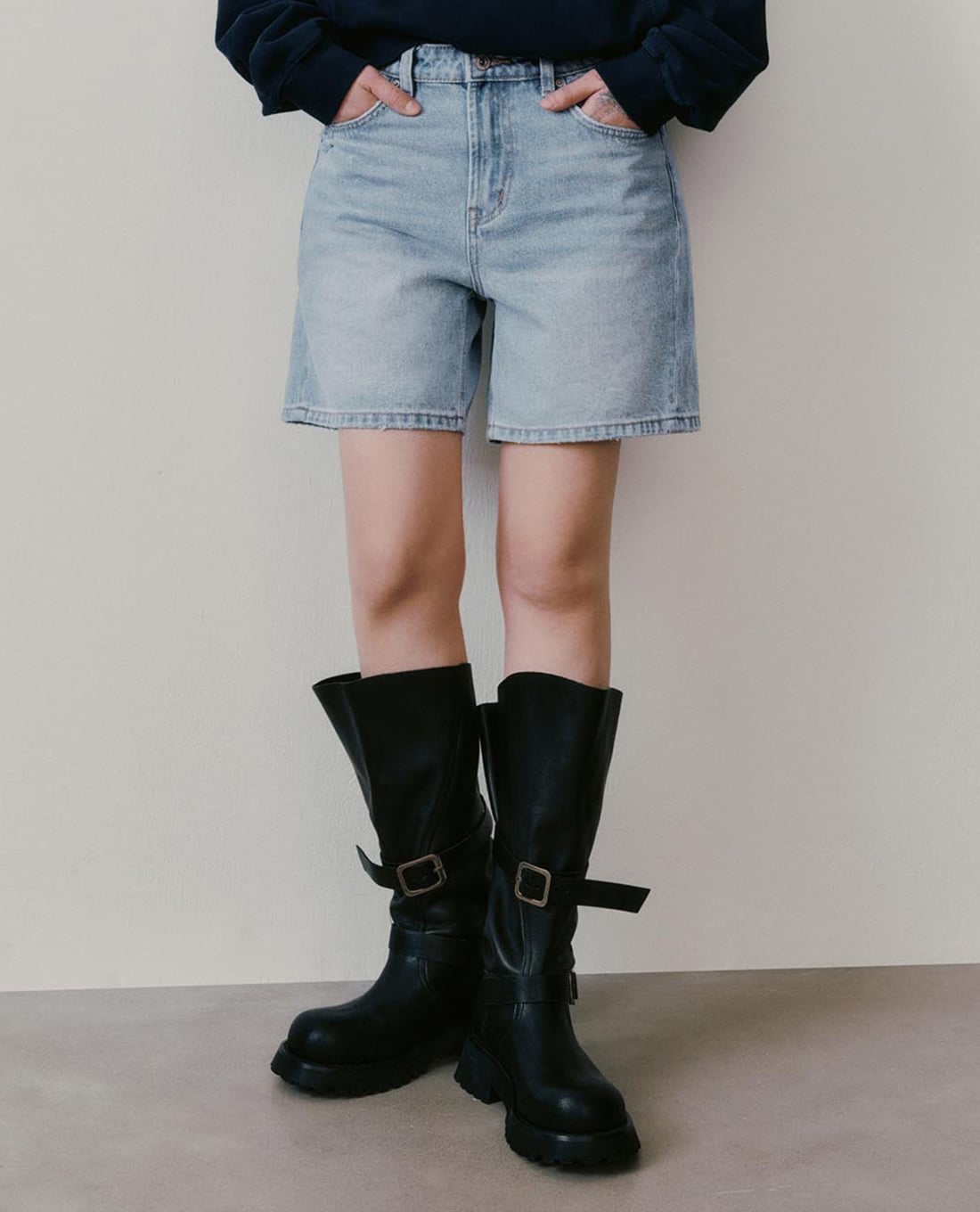 URBAN REVIVO - Quần short jeans nữ wash bạc