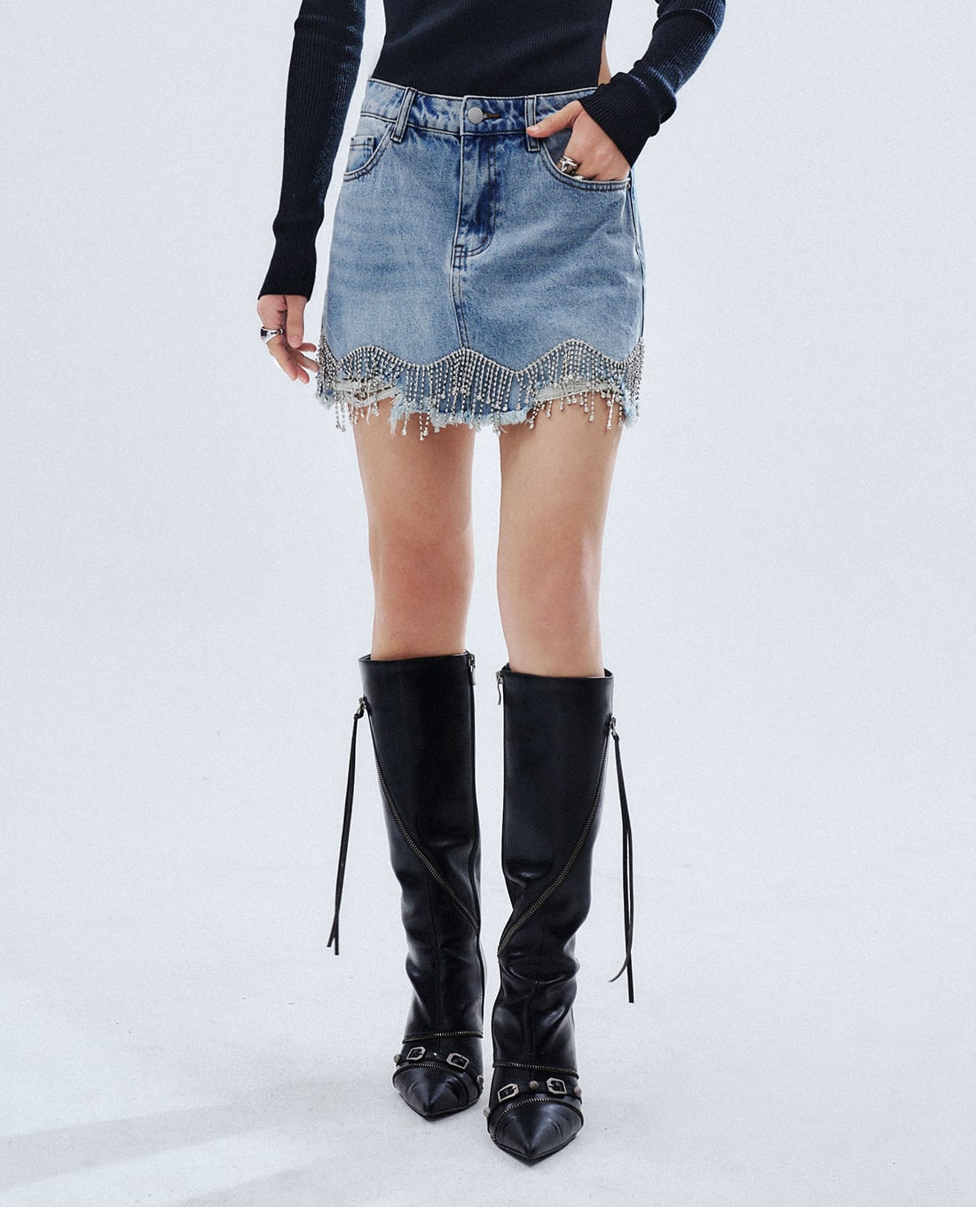 URBAN REVIVO - Chân váy denim mini phối tua rua đính đá
