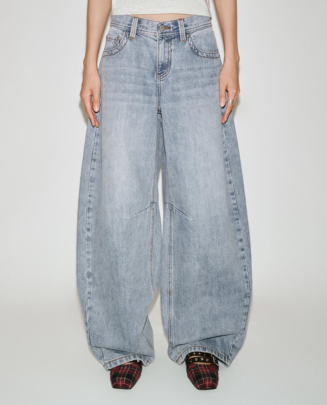 URBAN REVIVO - Quần jeans nữ ống rộng wash bạc