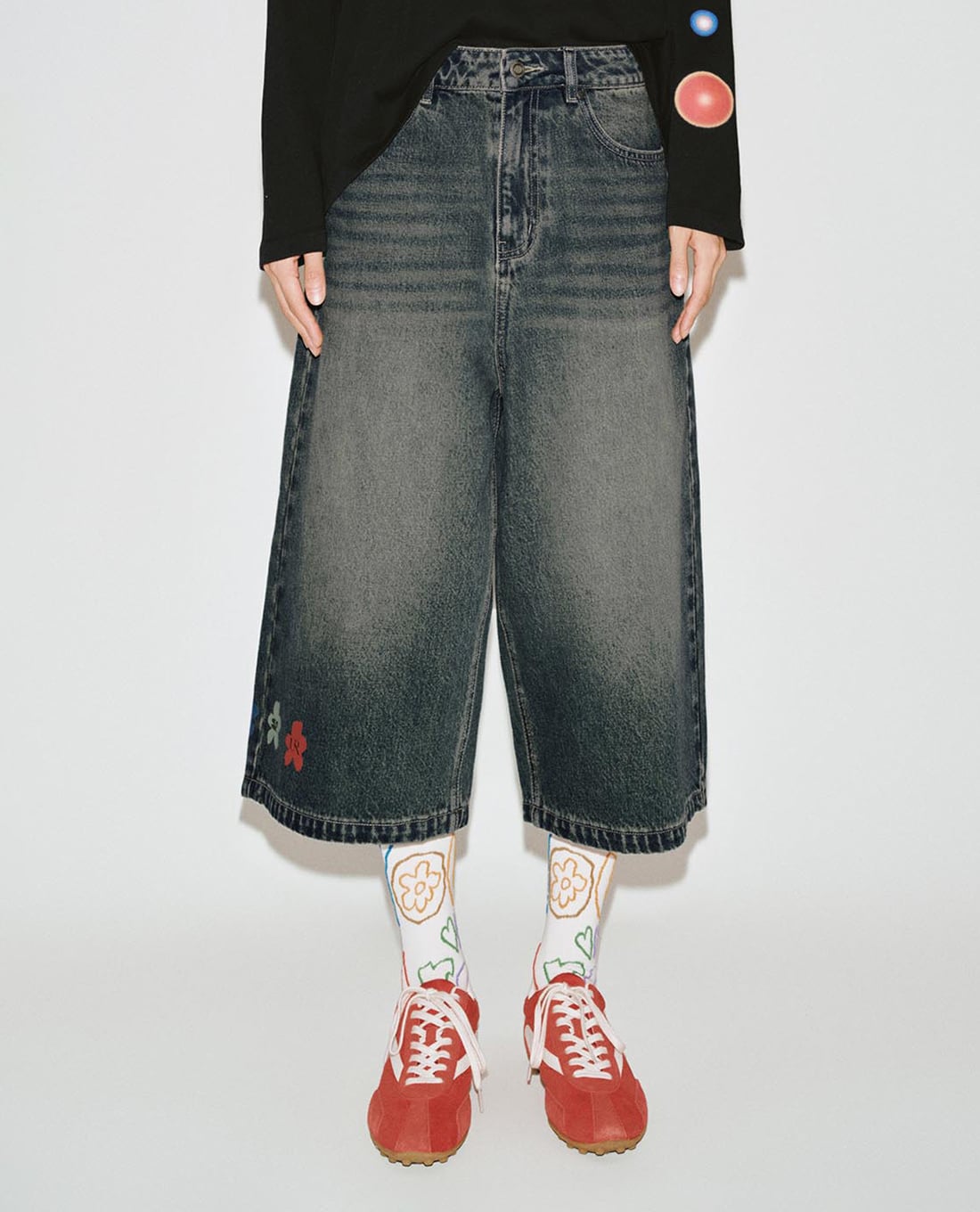 URBAN REVIVO - Quần short jeans nữ dáng phối họa tiết