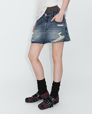  URBAN REVIVO - Chân váy denim mini rách gấu phối layer 