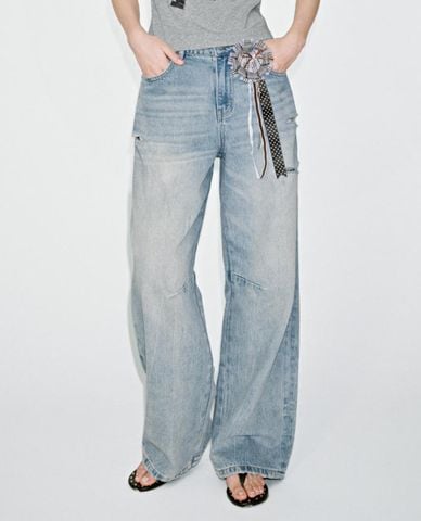  URBAN REVIVO - Quần jeans nữ ống rộng phối hoa cài 