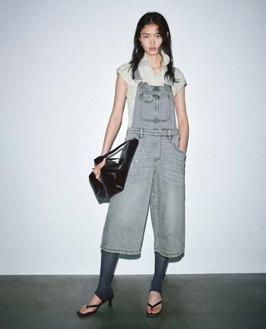  URBAN REVIVO - Jumpsuits nữ denim cổ yếm phối túi hộp 