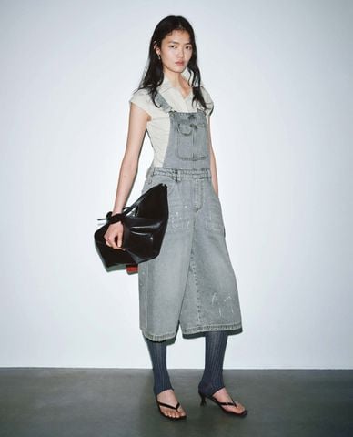  URBAN REVIVO - Jumpsuits nữ denim cổ yếm phối túi hộp 