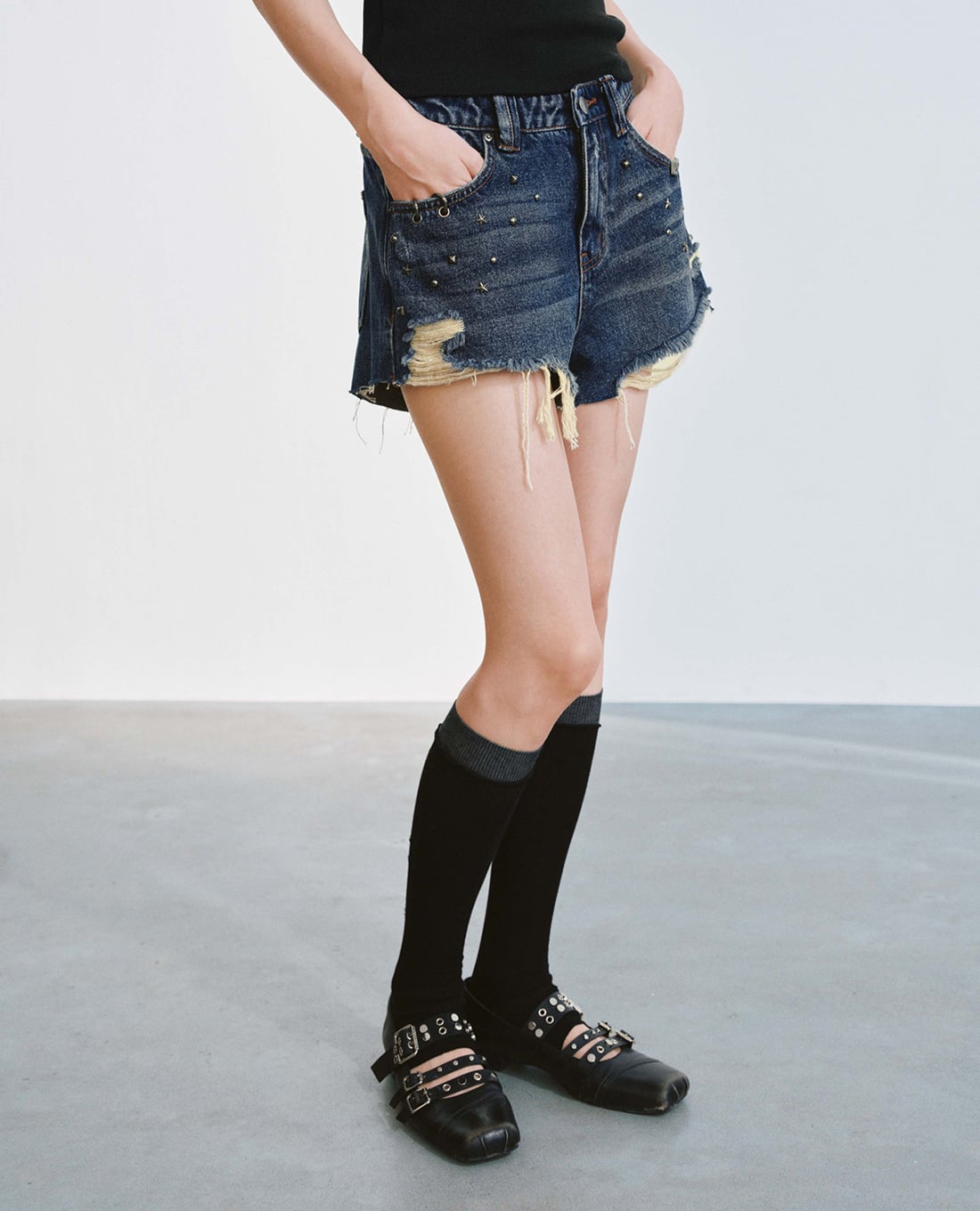 URBAN REVIVO - Quần short jeans nữ đính họa tiết