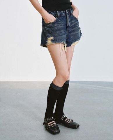  URBAN REVIVO - Quần short jeans nữ đính họa tiết 