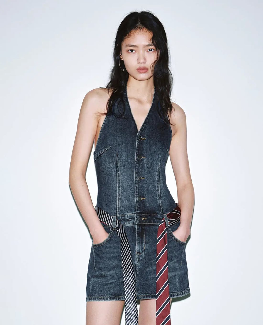 URBAN REVIVO - Đầm denim mini cổ yếm wash bạc