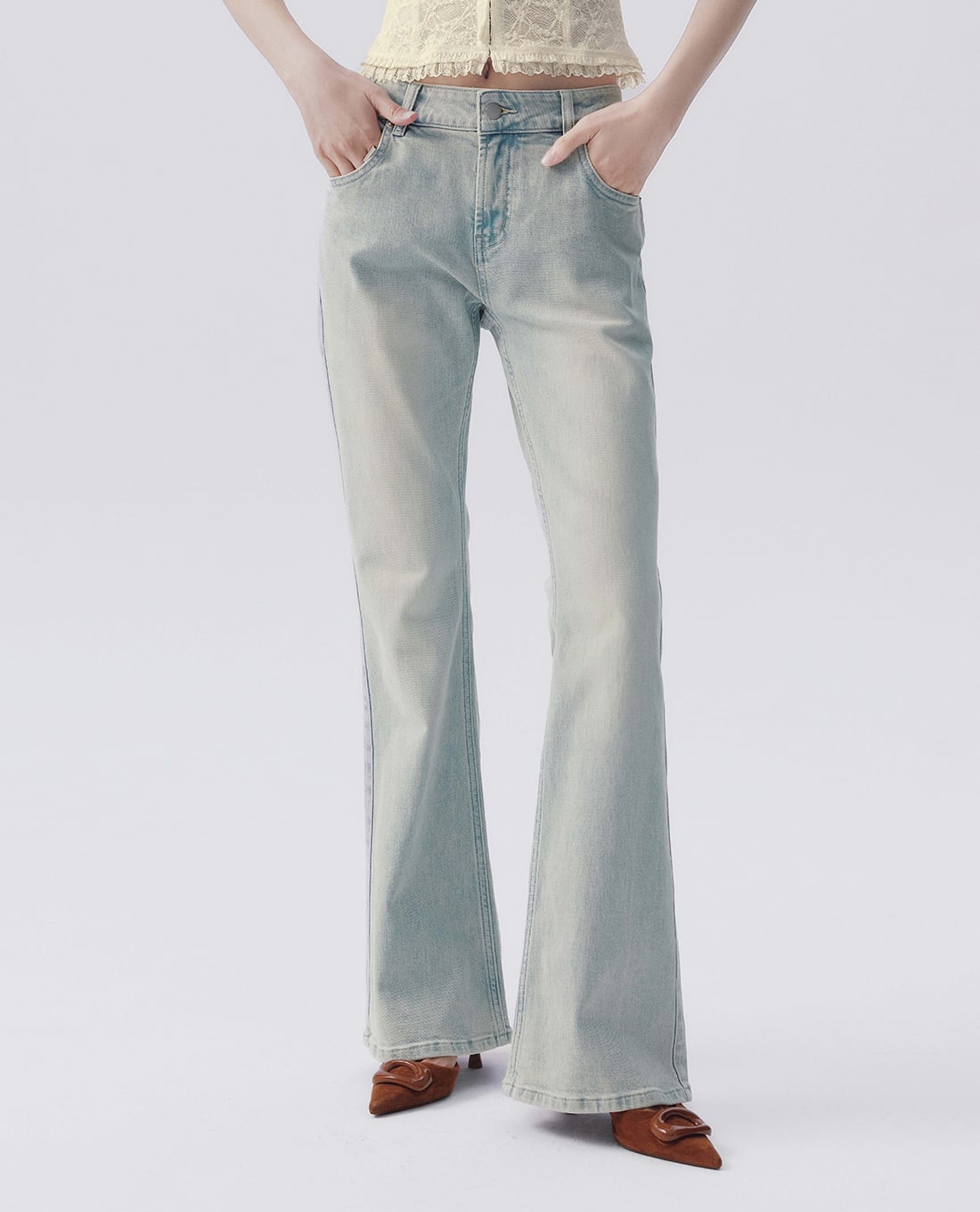 URBAN REVIVO - Quần jeans nữ ống loe cổ điển