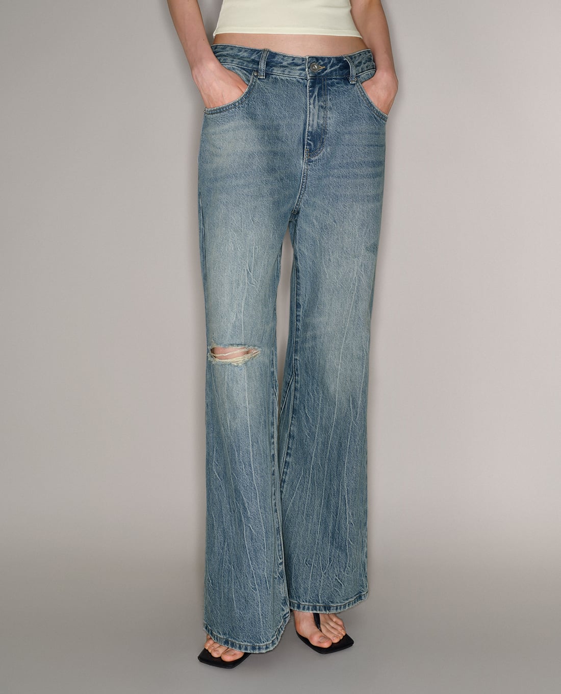 URBAN REVIVO - Quần jeans nữ ống loe phối khăn buộc eo