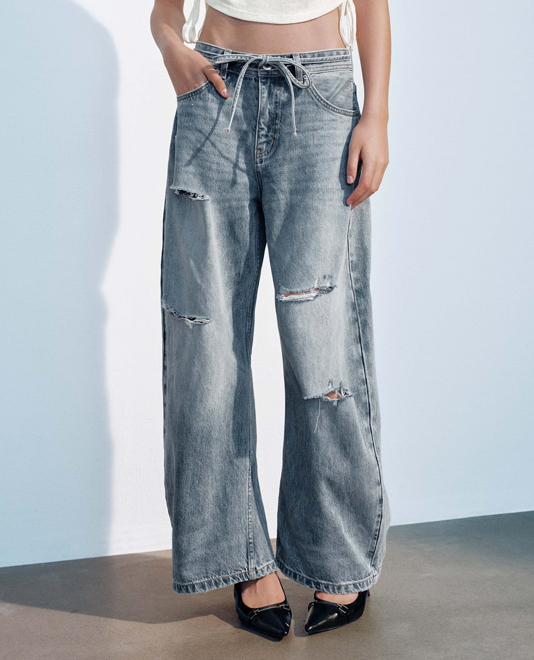URBAN REVIVO - Quần jeans nữ ống rộng rách gối phối dây rút