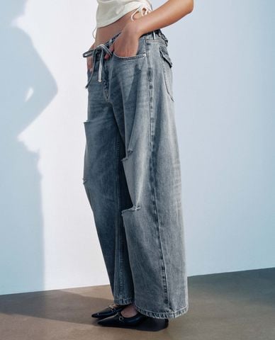  URBAN REVIVO - Quần jeans nữ ống rộng rách gối phối dây rút 
