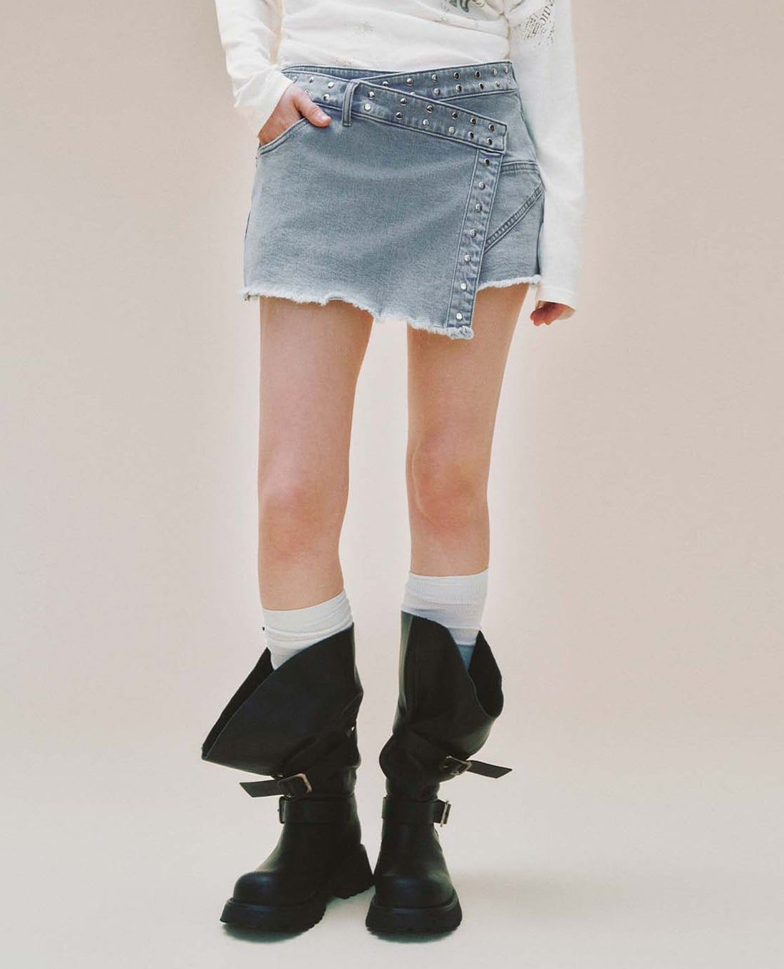 URBAN REVIVO - Chân váy denim mini đính đinh tán