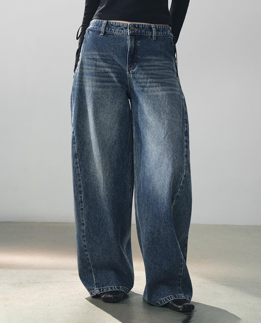 URBAN REVIVO - Quần jeans nữ ống rộng wash bạc dáng cong