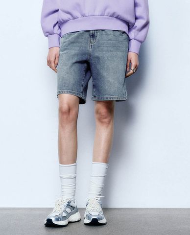  URBAN REVIVO - Quần short jeans nữ ống rộng wash bạc 