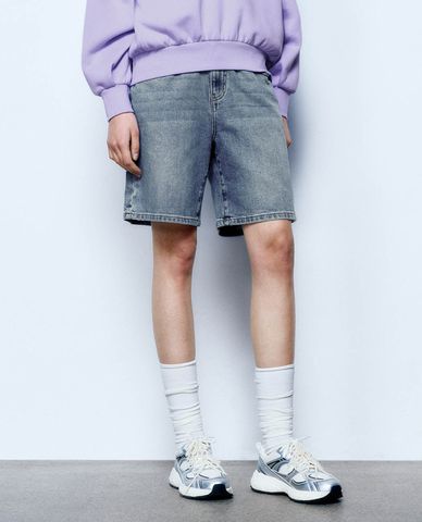  URBAN REVIVO - Quần short jeans nữ ống rộng wash bạc 