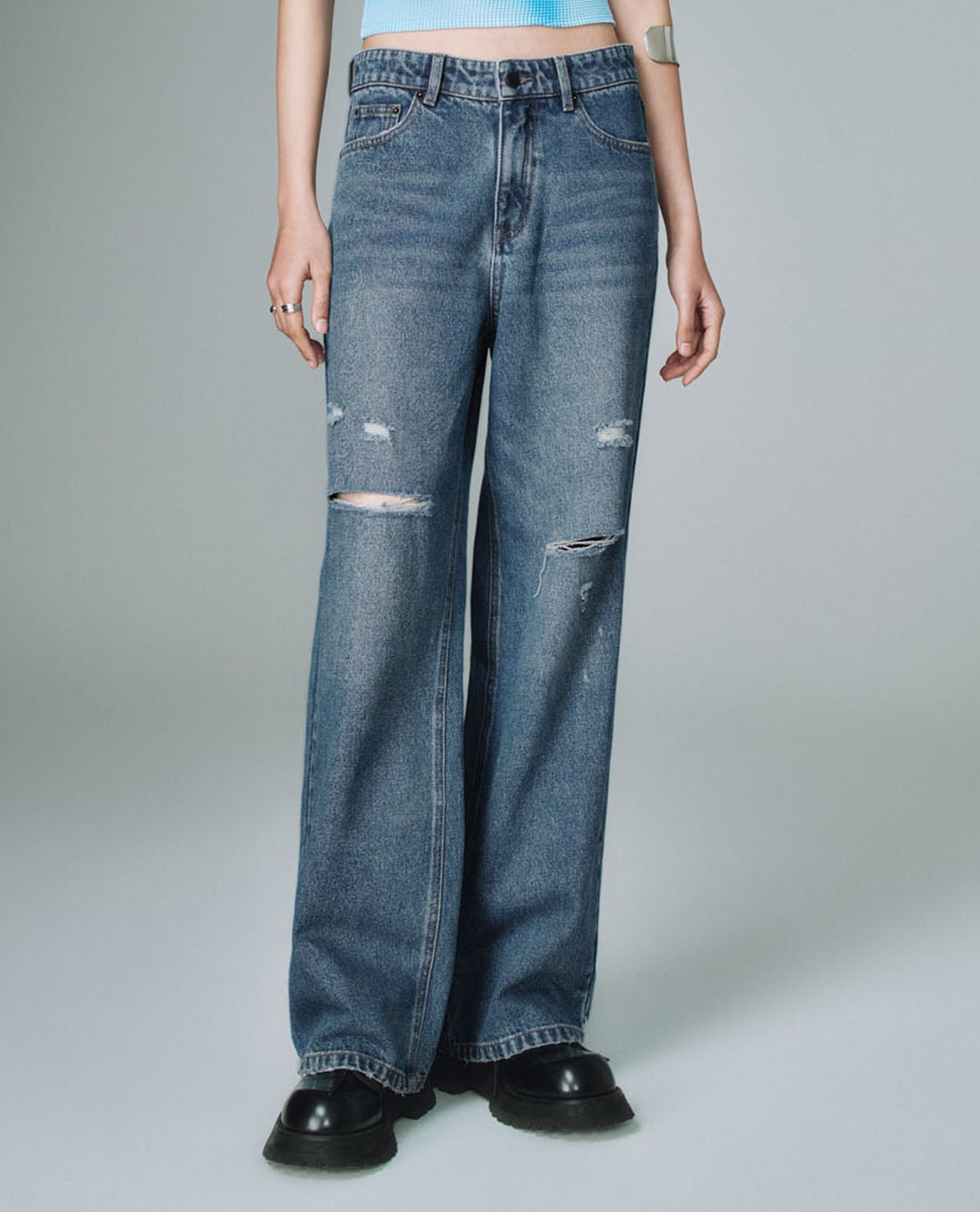 URBAN REVIVO - Quần jeans nữ ống rộng rách gối