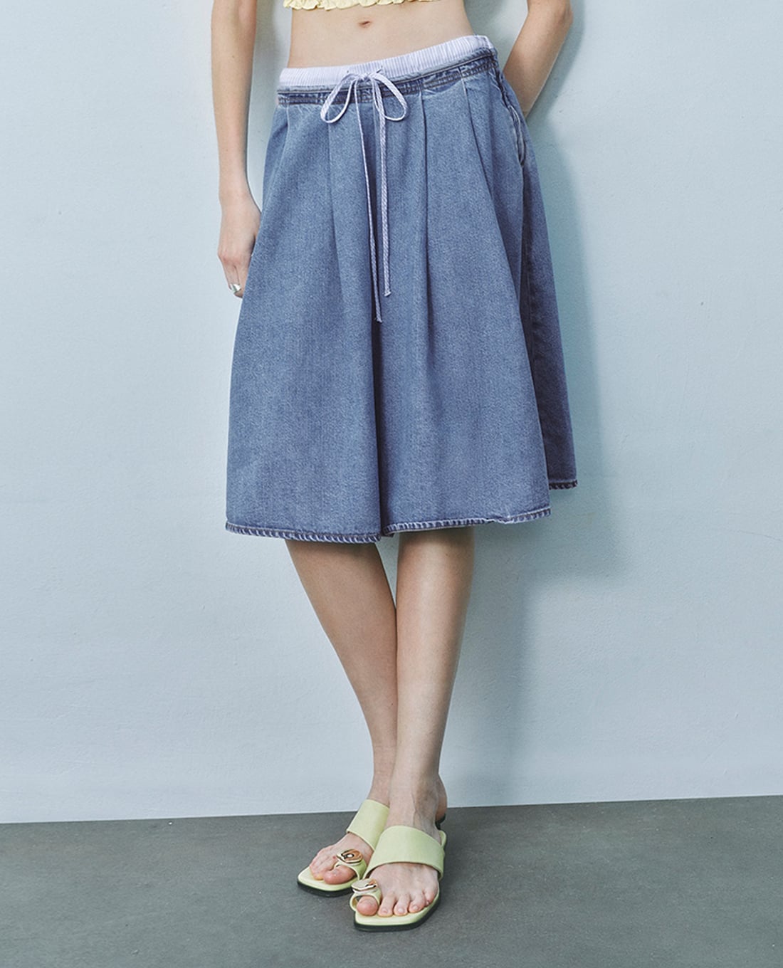 URBAN REVIVO - Chân váy denim midi lưng thun phối dây rút