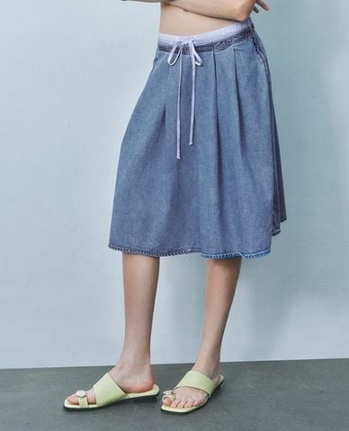 URBAN REVIVO - Chân váy denim midi lưng thun phối dây rút 