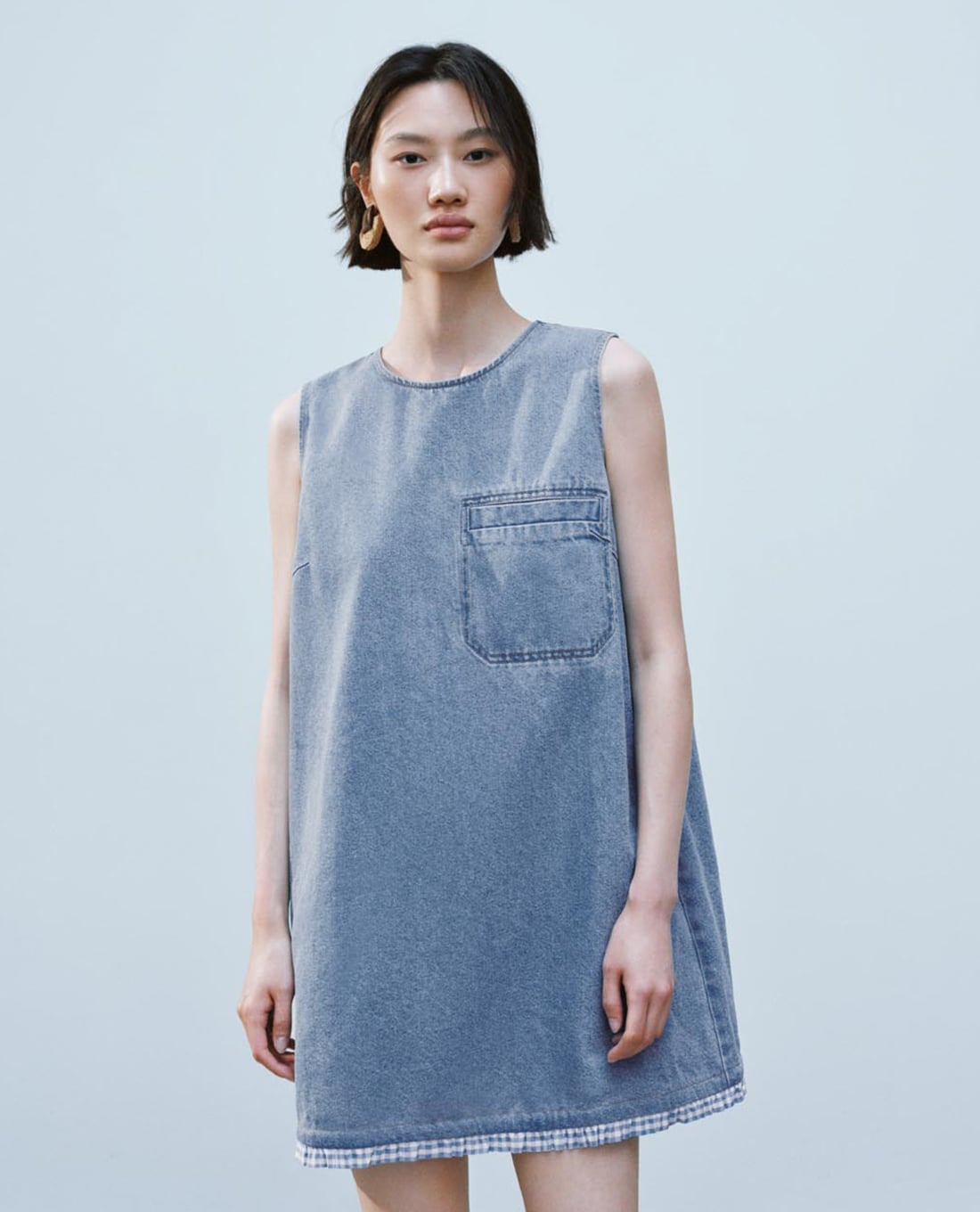 URBAN REVIVO - Đầm denim sát nách mini phối viền