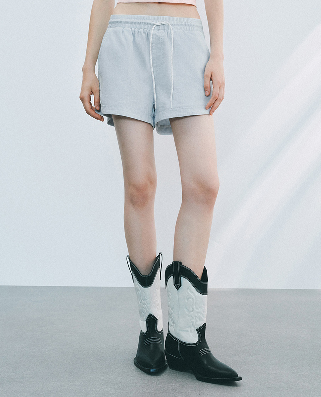 URBAN REVIVO - Quần short jeans nữ ống rộng phối dây rút