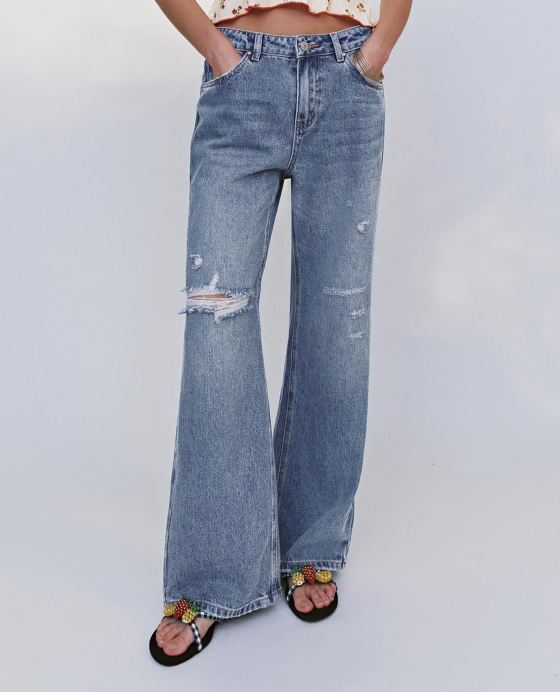 URBAN REVIVO - Quần jeans nữ ống rộng rách gối
