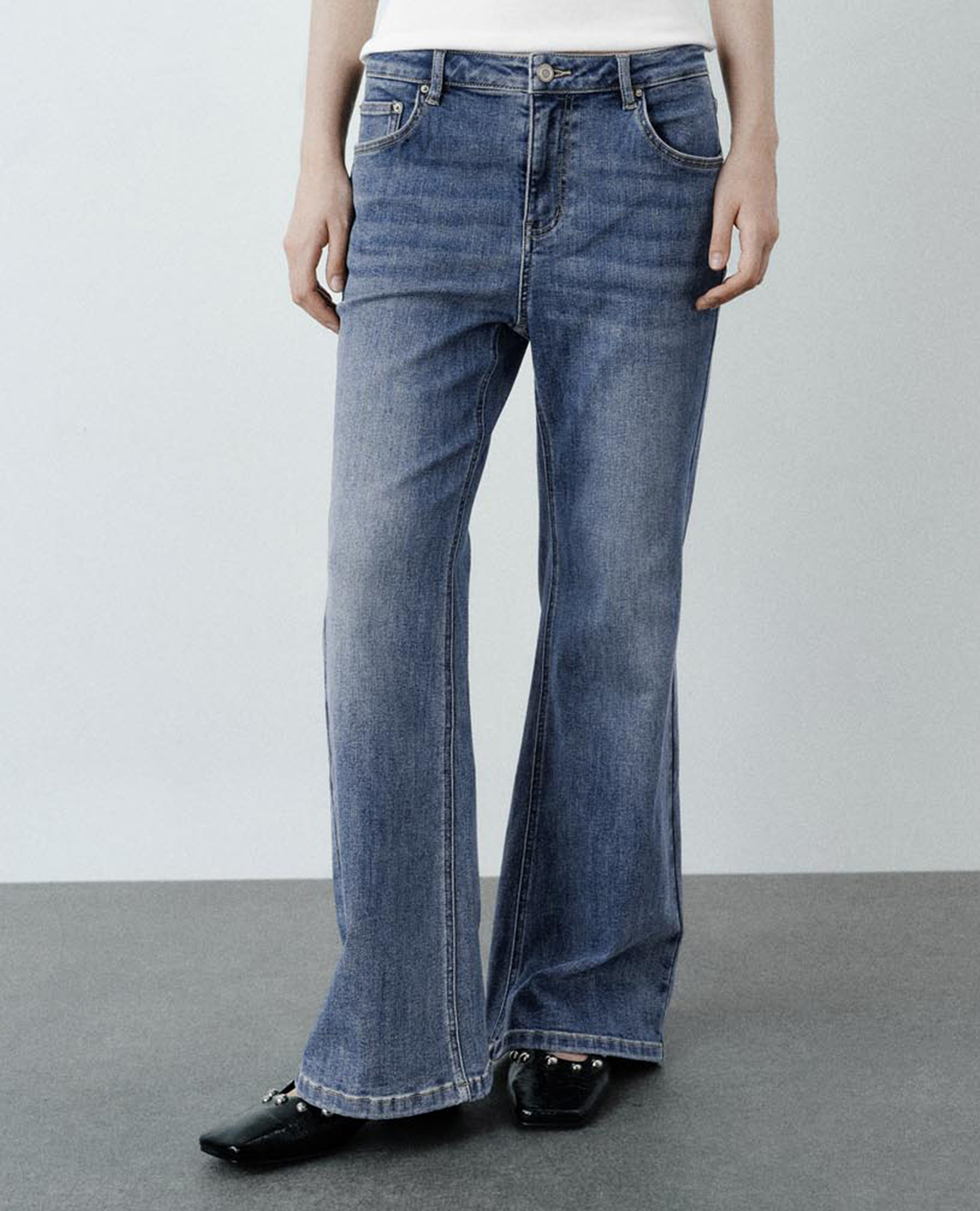 URBAN REVIVO - Quần jeans nữ ống loe wash bạc