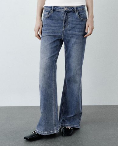  URBAN REVIVO - Quần jeans nữ ống loe wash bạc 