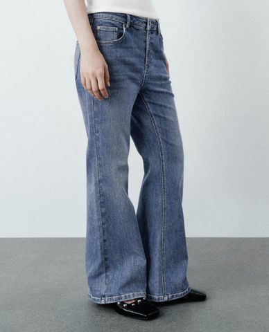  URBAN REVIVO - Quần jeans nữ ống loe wash bạc 