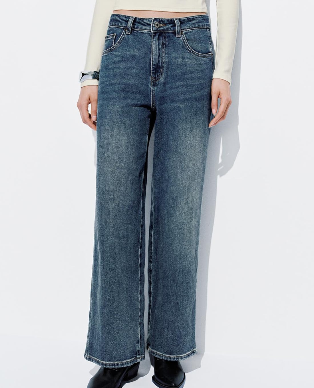 URBAN REVIVO - Quần jeans nữ ống rộng wash bạc