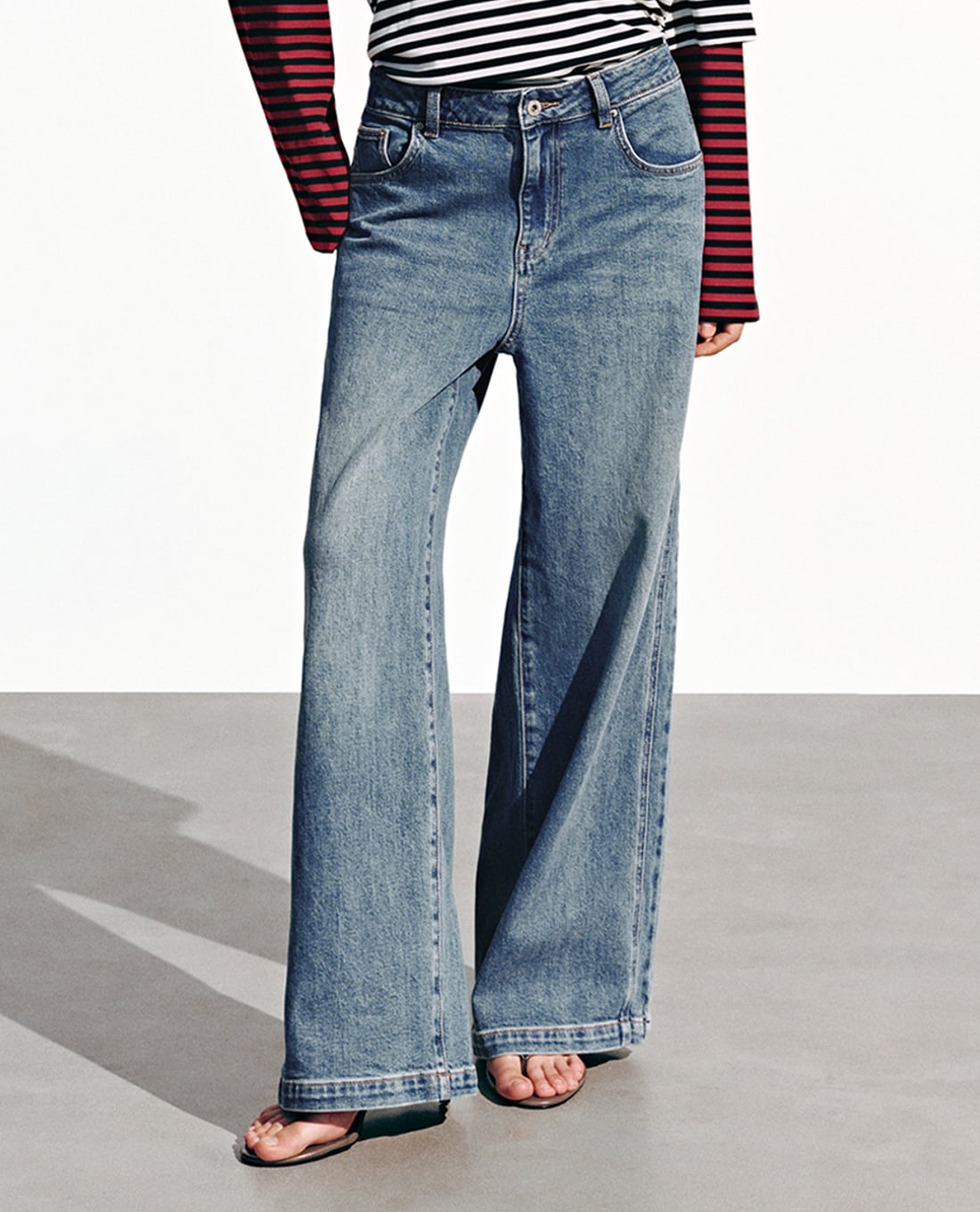 URBAN REVIVO - Quần jeans nữ ống rộng wash bạc