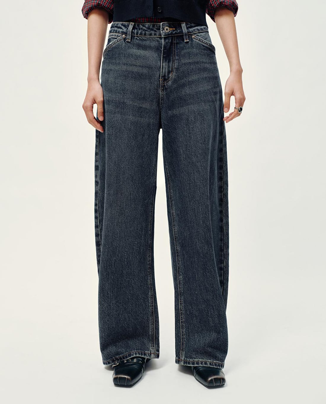 URBAN REVIVO - Quần jeans nữ ống rộng wash bạc