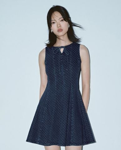  URBAN REVIVO - Đầm denim mini sát nách chấm bi 