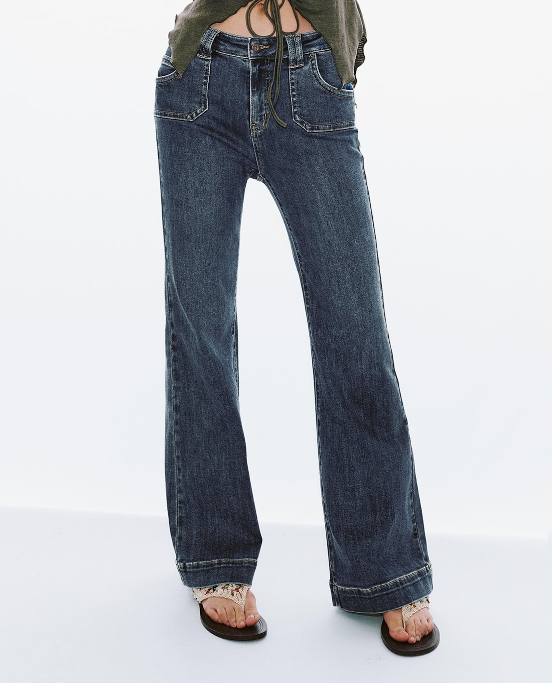 URBAN REVIVO - Quần jeans nữ ống loe wash bạc