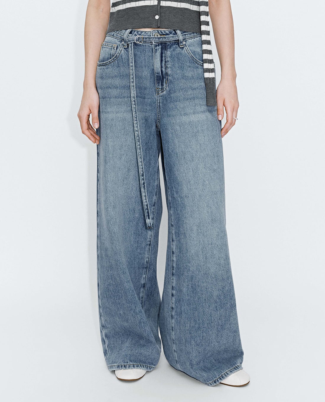 URBAN REVIVO - Quần jeans nữ ống rộng wash bạc