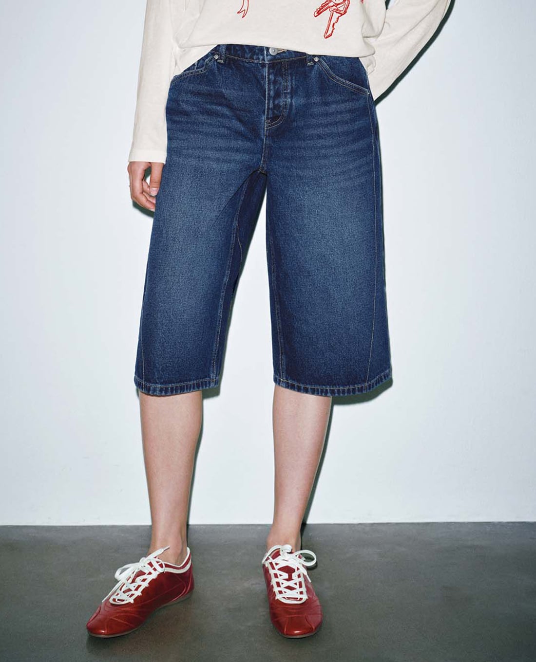URBAN REVIVO - Quần short jeans nữ ống rộng wash bạc